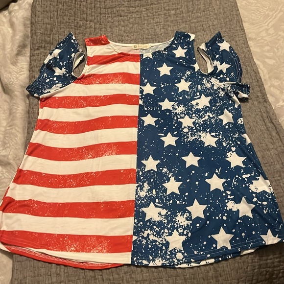 NWOT For G and Pl 4th of July shirt with cold shoulder sleeves/2XL - Picture 2 of 3